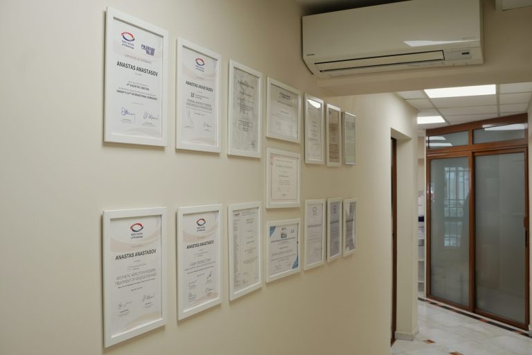 Дипломи и сертификати на д-р Анастасов в коридора на центъра