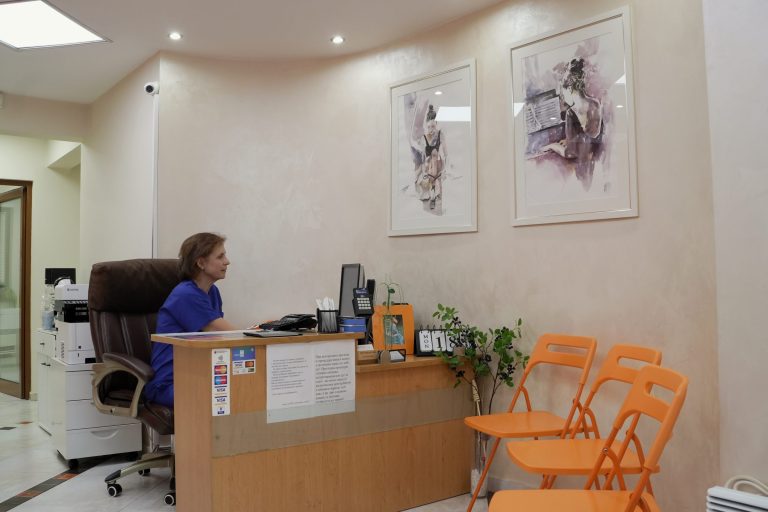 Рецепцията на Медицински център Римската стена