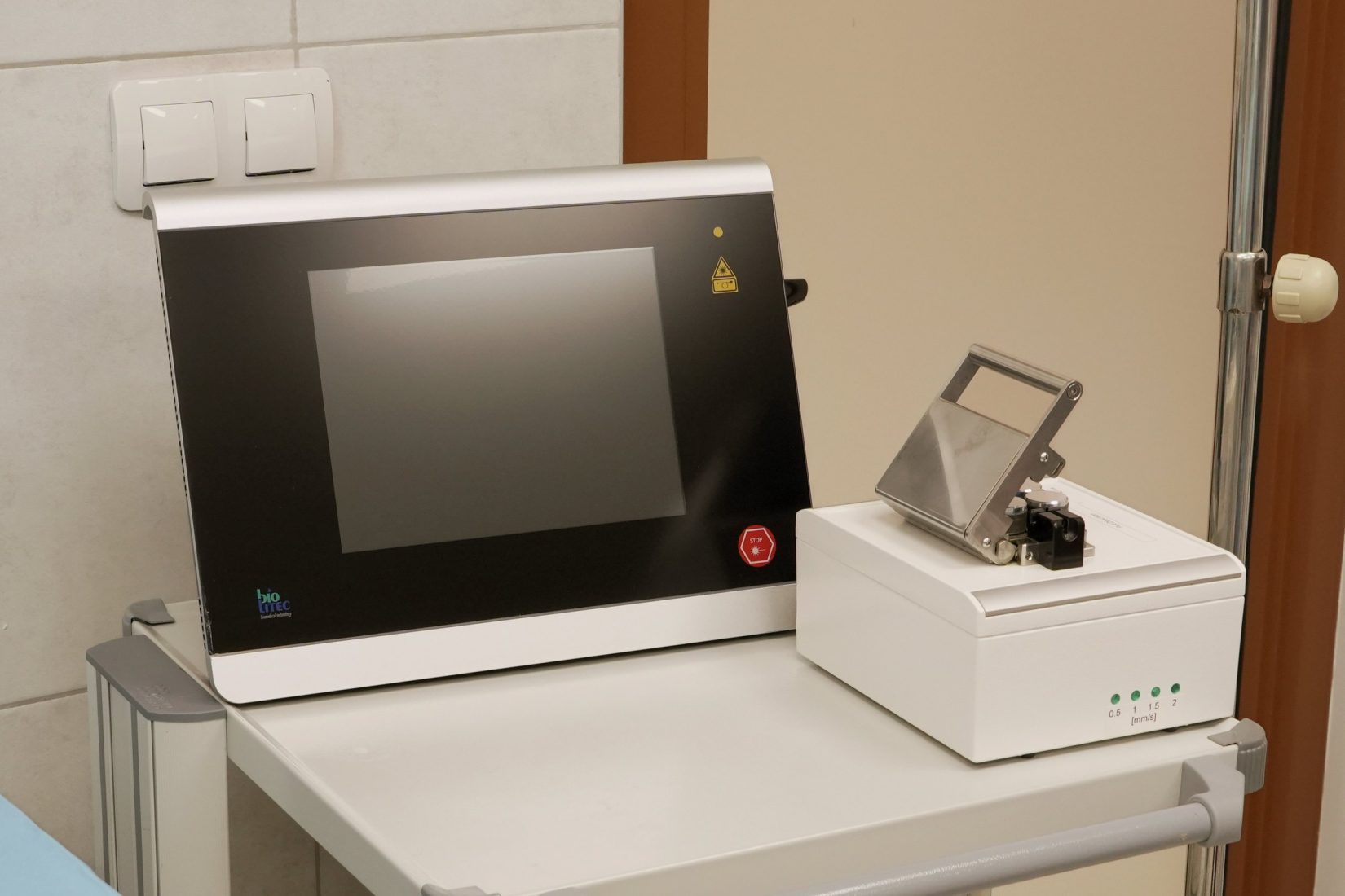 Лазерният генератор BIOLITEC 1940 nm в операционната на центъра