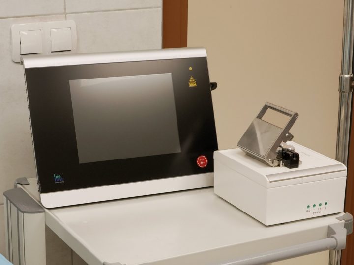 Лазерният генератор BIOLITEC 1940 nm в операционната на центъра