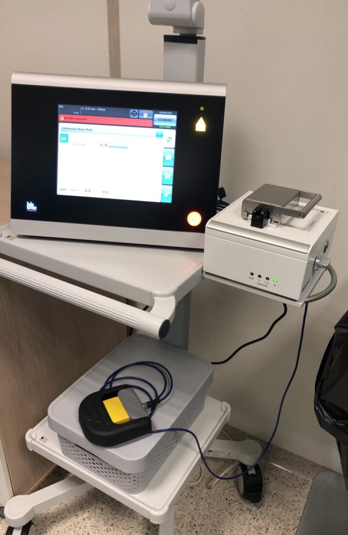 Лазерният апарат BIOLITEC с устройството за изтегляне на влакното и педала, в операционната на центъра